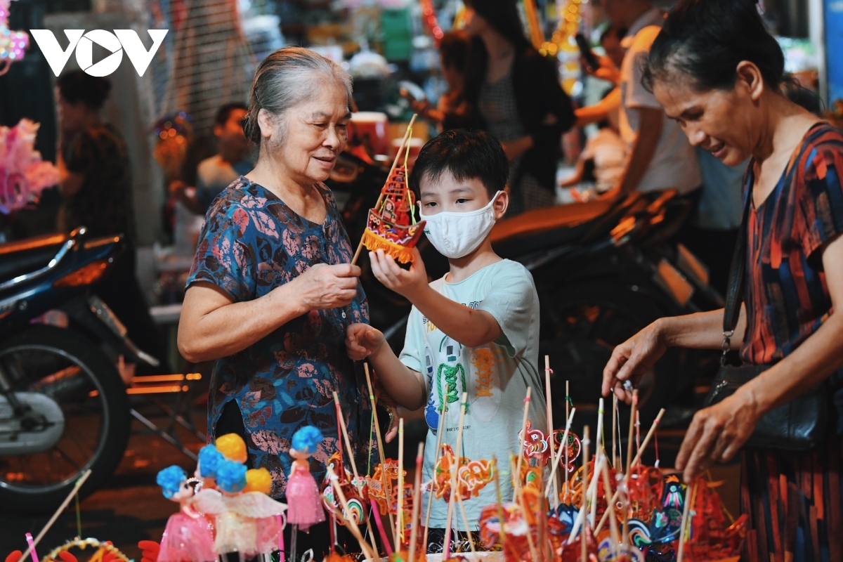 Với trẻ em, Tết Trung thu là niềm vui, là được ông bà, cha mẹ mua đồ chơi mới...