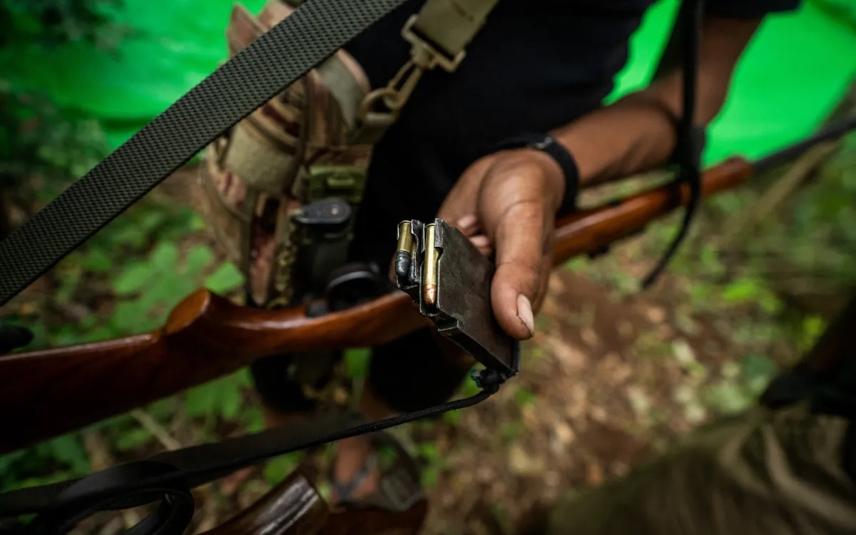 Súng trường và hộp tiếp đạn của phiến quân Lực lượng Phòng vệ Nhân dân (PDF) chống chính quyền quân sự Myanmar. Ảnh: AFP.