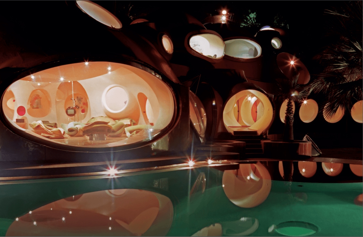 Toàn cảnh Le Palais Bulles về đêm. 