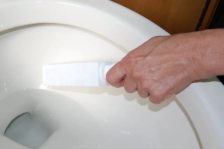 Bàn chà bằng đá này là dụng cụ vệ sinh tuyệt vời cho bệ xí.