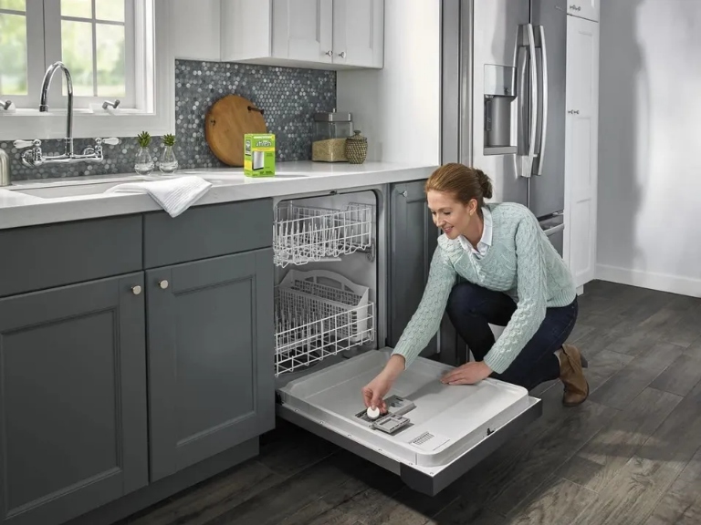 Các viên rửa bát sẽ loại bỏ cặn bẩn tạo ra mùi tích tụ trên bát đĩa của bạn.