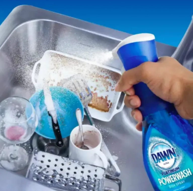 Bình xịt rửa bát này giúp bạn tiết kiệm thời gian so với lau rửa bát đĩa thông thường. Chỉ cần xịt và rửa lại bằng nước sạch.