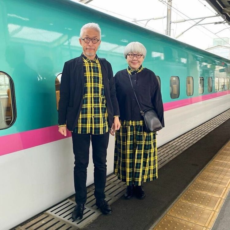 Tsuyoshi và Tomi bắt đầu đăng những hình ảnh về đồ đôi của họ trên Instagram vào năm 2016 và kể từ đó họ đã thu hút được hơn 830.000 người theo dõi. 