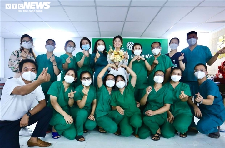 Tập thể y bác sĩ Bệnh viện dã chiến số 16 trong ngày trọng đại của Ngọc Diệp.