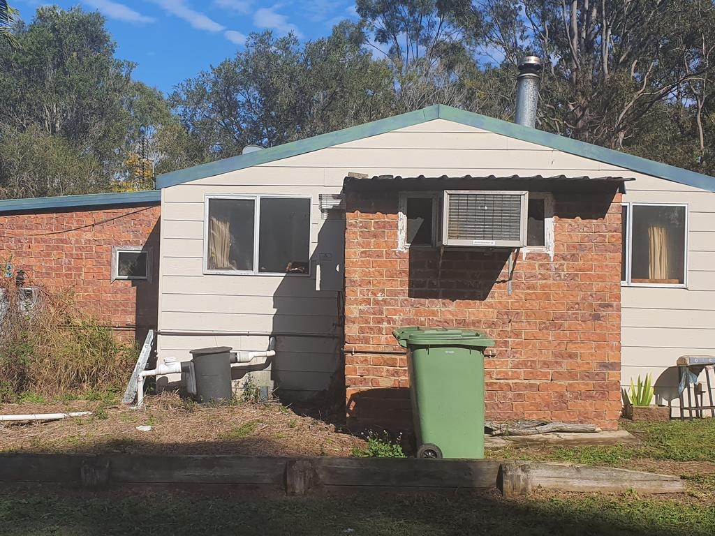 Ngôi nhà lụp xụp được bao quanh bởi cây cối nằm ở Queensland (Ảnh), thường chỉ được dùng để chứa đồ.