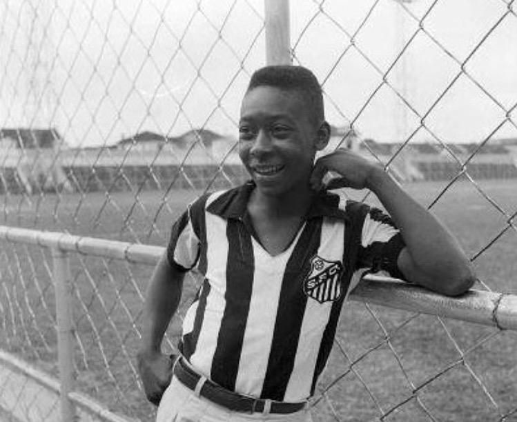 "Vua bóng đá" Pele trong những năm đầu tiên thi đấu cho Santos. (Ảnh: Nes Gandara). 