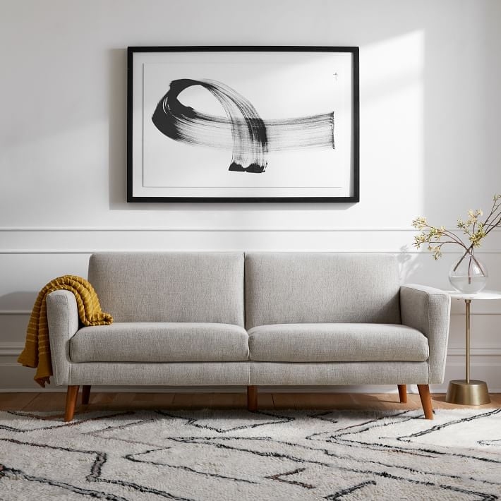 Kích thước sofa là điều quan trọng nhất khi chọn mua nếu bạn có không gian hẹp. Nên chọn loại sofa có chân, vừa dễ vệ sinh lại tạo cảm giác thoáng đãng hơn.