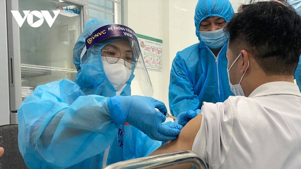 Nhiều ý kiến thắc mắc việc tiêm vaccine Covid-19 có ảnh hưởng đến "chuyện ấy"?