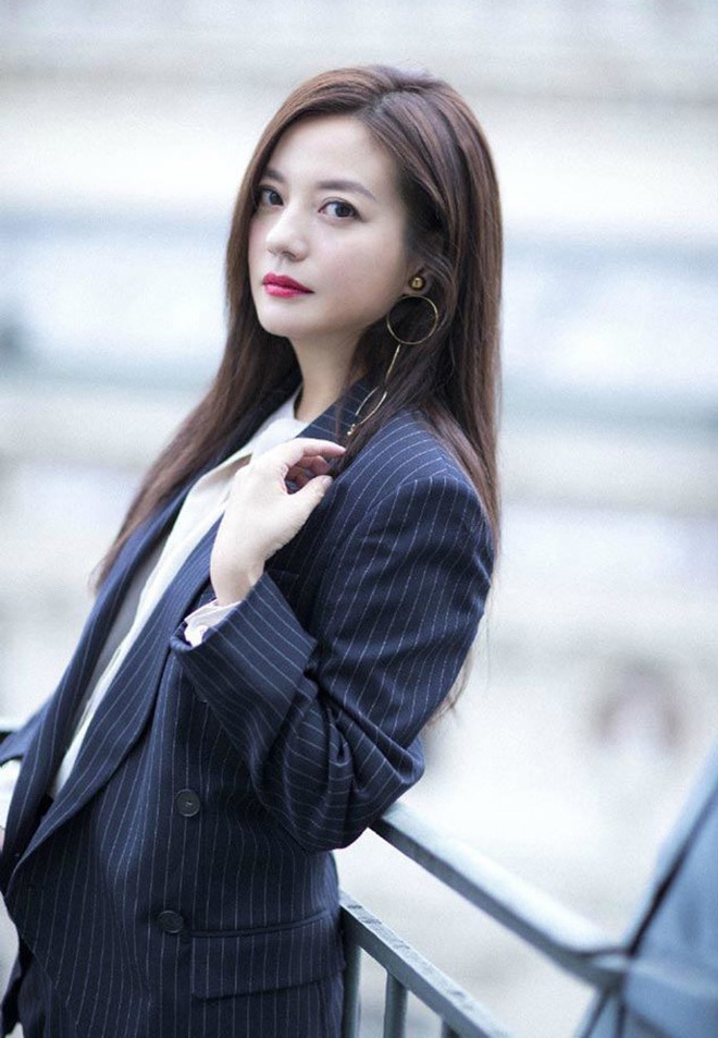 Triệu Vy vẫn im lặng và biến mất khỏi làng giải trí gần 2 tháng qua. 