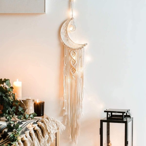 Nếu muốn mang đến một không gian ngủ có cảm giác rộng rãi hơn thì trang trí tường với đồ vật dệt treo tường cũng là một cách hay.