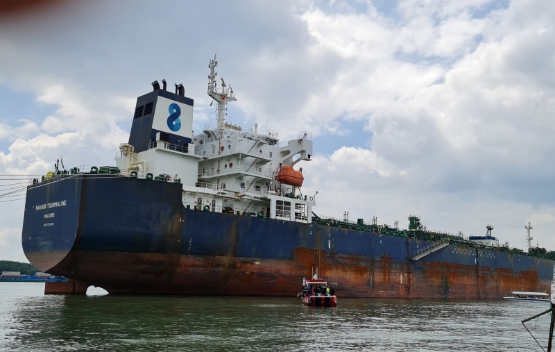 Hiện trường vụ chìm xà lan. Ảnh: Công an TP.HCM cung cấp