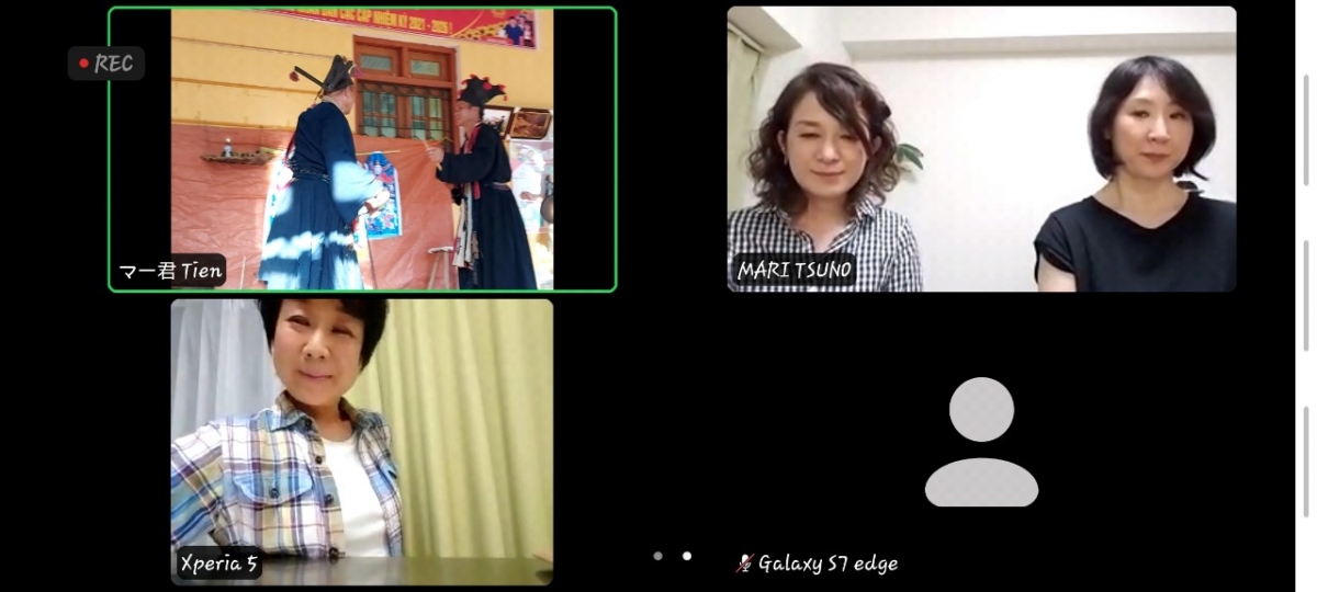Giới thiệu lễ cấp sắc của người Dao tới du khách Nhật Bản trong tour du lịch trực tuyến. Nguồn: Hồ Trọng Tiến