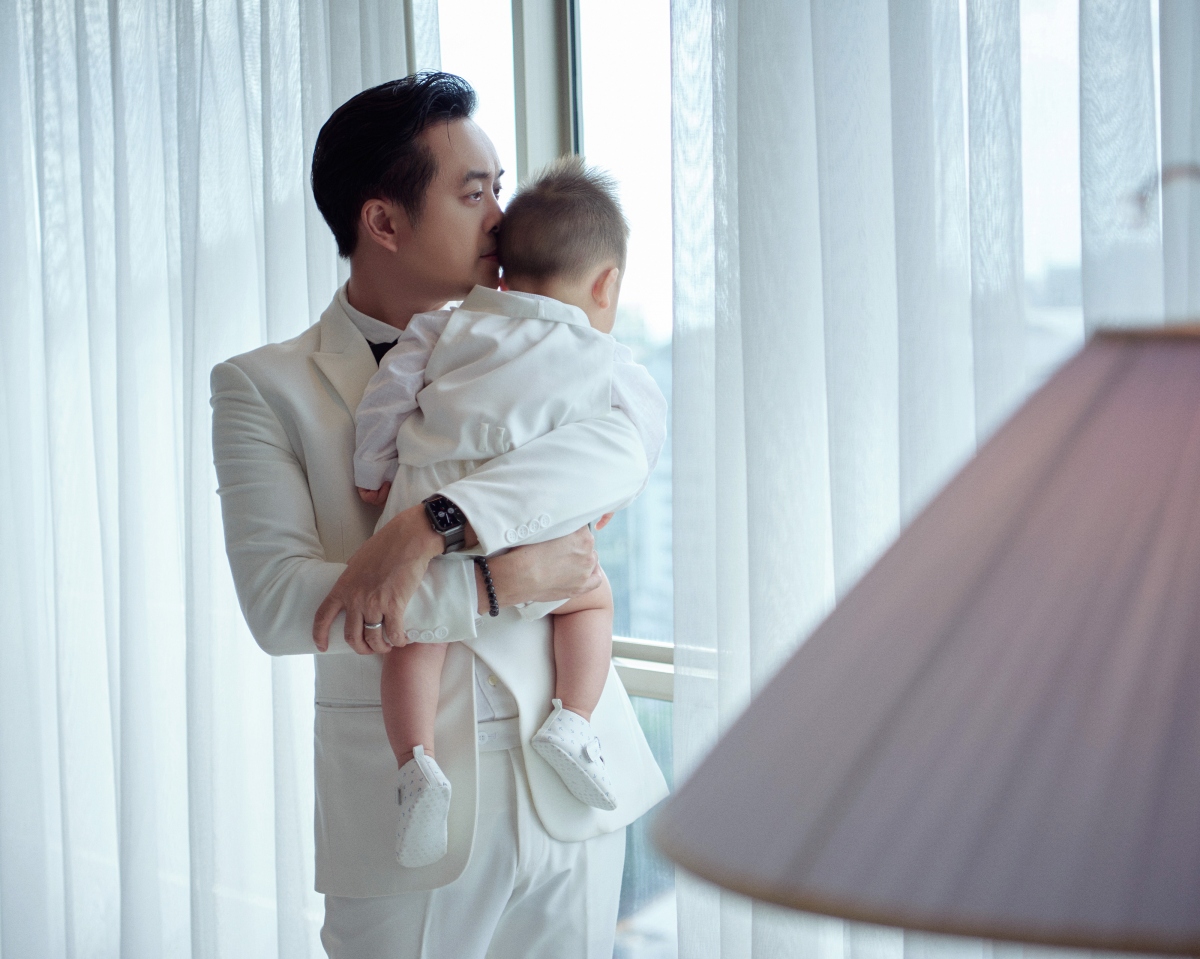 Về tính cách, Mickey có tính hiếu động, quậy và hay cười, còn Jerry thì hiền lành điềm đạm hơn. Mickey thích chơi đàn, xe hơi còn Jerry thích nghe nhạc và nhảy nhót. 