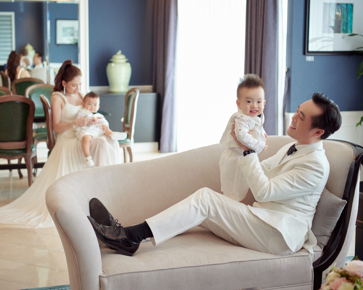 Cặp đôi Dương Khắc Linh - Sara Lưu hạnh phúc khi hai con trai khôn lớn, mạnh khỏe. 