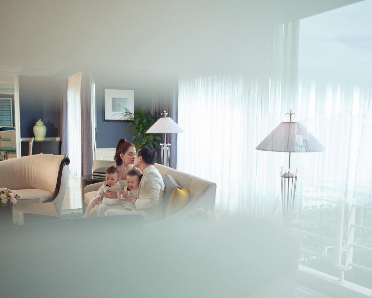 Khi TPHCM thực hiện giãn cách xã hội, vợ chồng Dương Khắc Linh - Sara Lưu chủ yếu ở nhà và dành hết thời gian cho cặp song sinh vì không thể thuê người giúp việc theo giờ trong mùa dịch. Nếu như nam nhạc sĩ có thể phụ vợ chăm con thậm chí vào bếp nấu nướng đồ ăn thì người đẹp sinh năm 1993 cũng hỗ trợ ông xã Dương Khắc Linh sáng tác và làm nhạc trong thời gian giãn cách./.