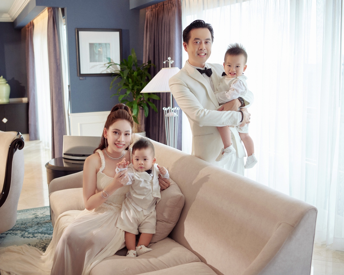 Bộ ảnh được thực hiện đơn giản tại TP. HCM. Cả gia đình mặc tone sur tone. 