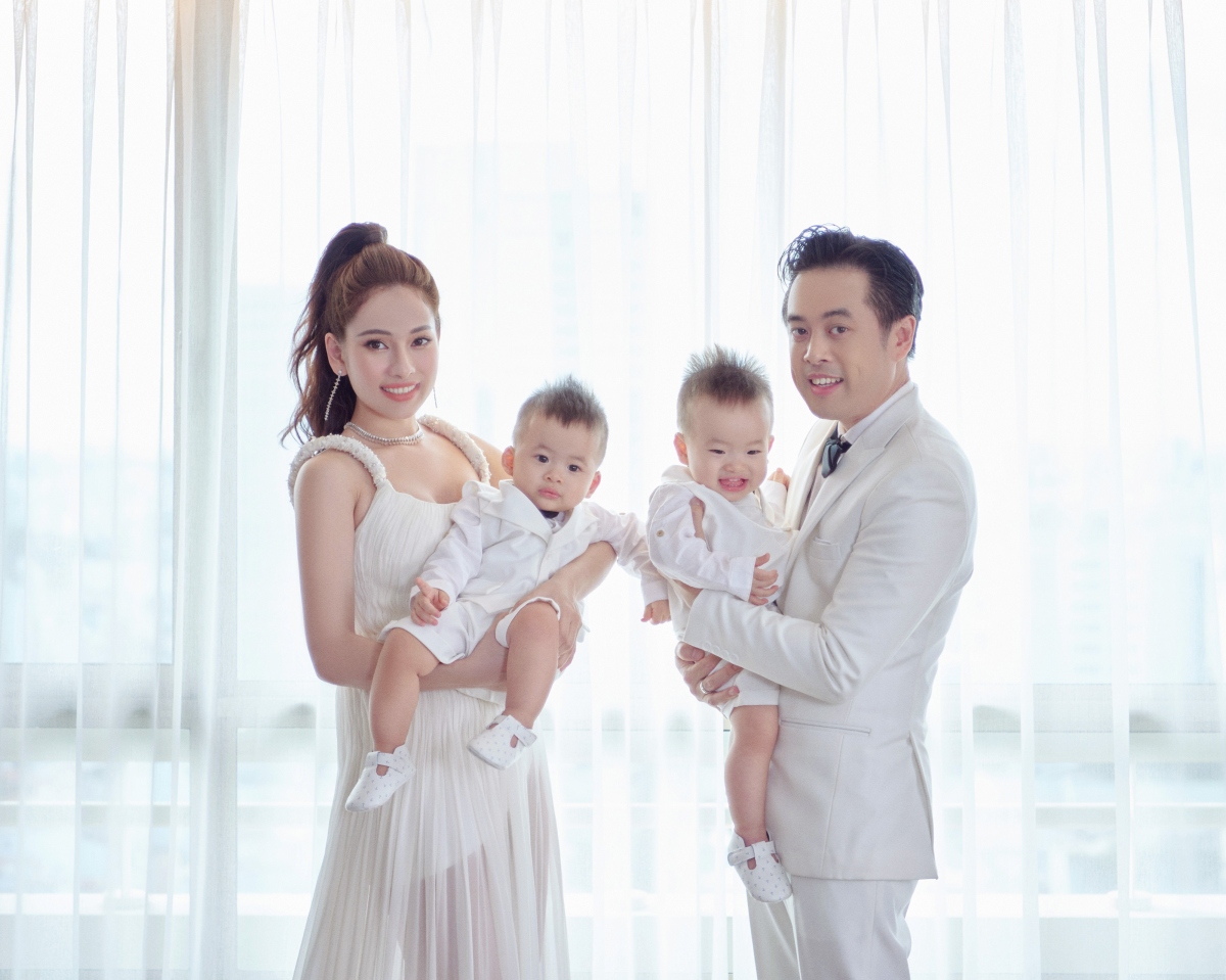 Mới đây, vợ chồng Dương Khắc Linh - Sara Lưu vừa thực hiện bộ ảnh gia đình nhân dịp sinh nhật tròn 1 tuổi của 2 cậu con trai.
