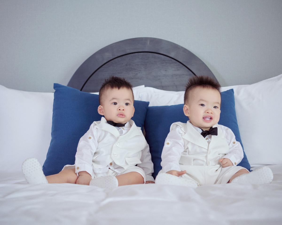 Cặp song sinh nhà Dương Khắc Linh - Sara Lưu thu hút lượng fan lớn trên mạng xã hội. Mỗi khoảnh khắc đáng yêu của Mickey - Jerry đều được vợ chồng nổi tiếng chụp lại và chia sẻ trên mạng xã hội, nhận được lượng tương tác và yêu thích cao. 