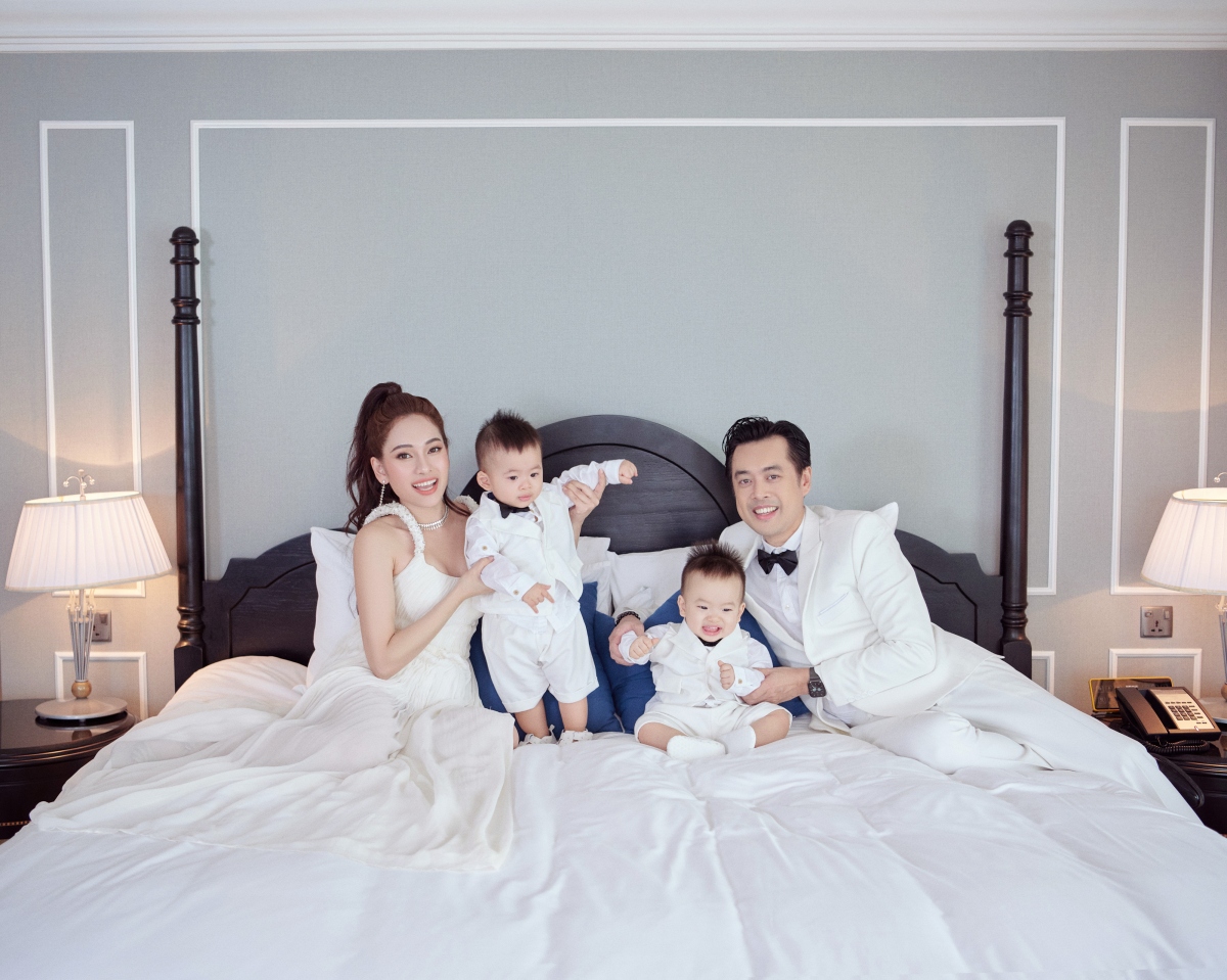 Mickey tính năng động giống ba, giọng cao giống ba. Jerry thì không hay thể hiện cảm xúc và giọng trầm giống mẹ.