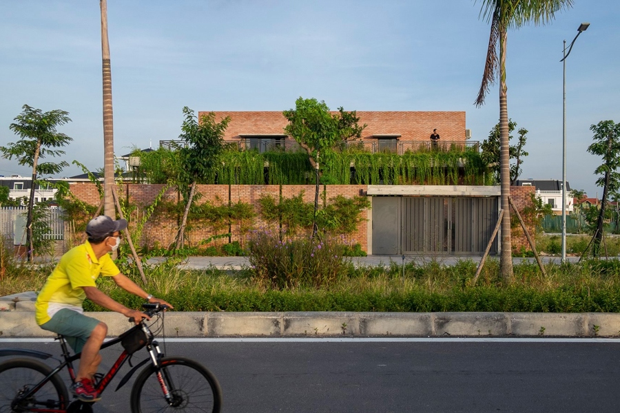 Công trình là một nhà ở gia đình, nằm ở phường Mạo Khê, thị xã Đông Triều, tỉnh Quảng Ninh. Công trình được xây dựng trên diện tích khuôn viên 400m2 trong một khu dân cư mới. Nhà có quy mô 2 tầng, gây ấn tượng từ bên ngoài với chất liệu tường gạch mộc không trát.