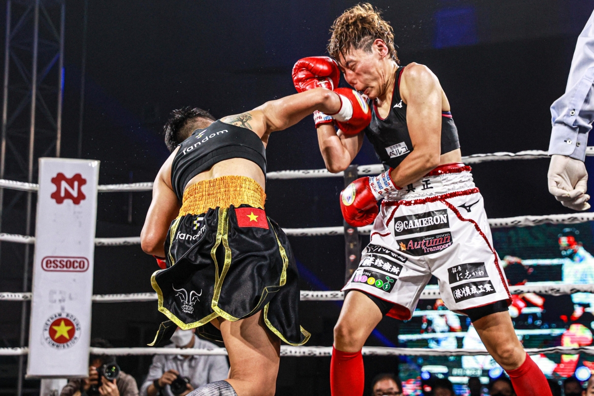 Thu Nhi với cú ra đòn trời giáng hạ nhà vô địch WBO thế giới Etsuko Tada. Ảnh: WBO