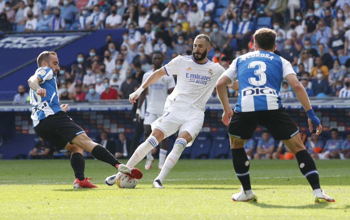 Benzema ghi bàn, Real Madrid vẫn phải nhận thất bại trước Espanyol. (Ảnh: Reuters). 
