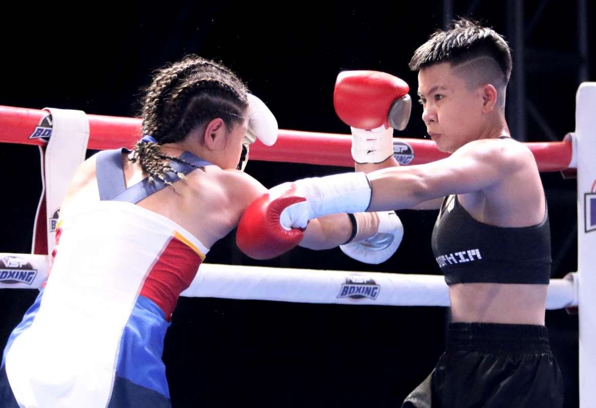 Thu Nhi (phải) đi viết tiếp lịch sử cho boxing Việt Nam. Ảnh: Minh Tân