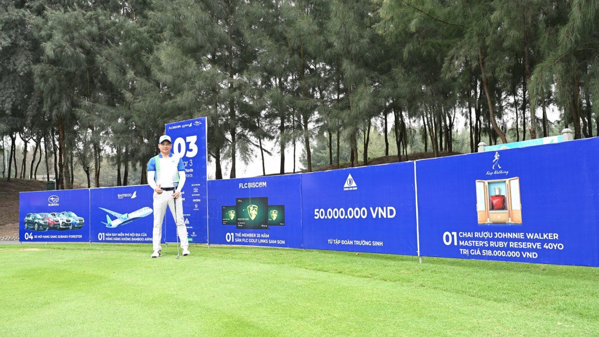 Golfer Đỗ Thành Chinh may mắn nhận giải thưởng HIO giá trị.