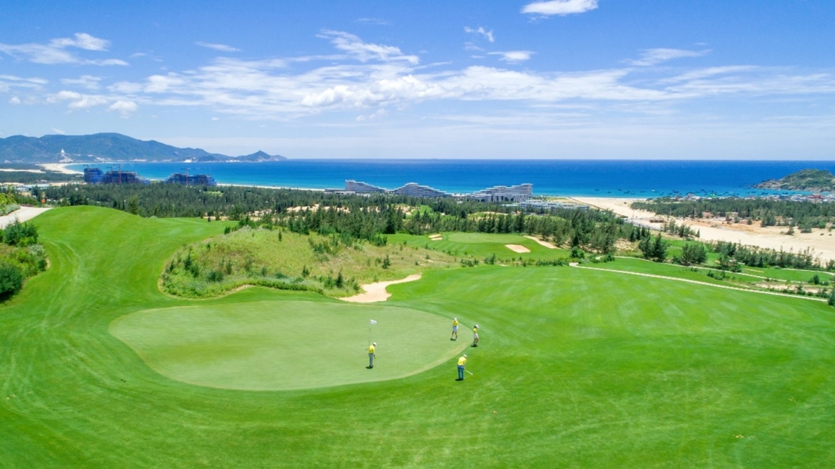 Giải đấu được tổ chức tại tuyệt tác sân golf 36 hố ven biển FLC Golf Links Quy Nhon.