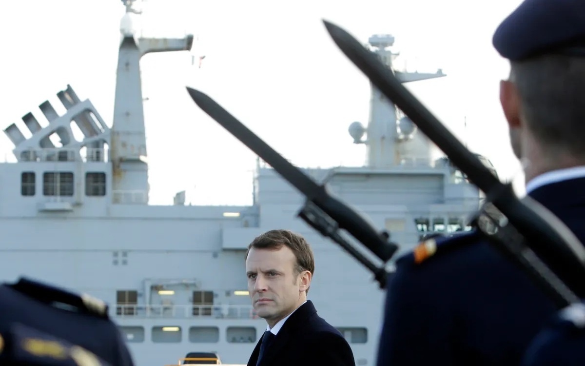 Tổng thống Macron trên chiến hạm Pháp. Ảnh: AFP.