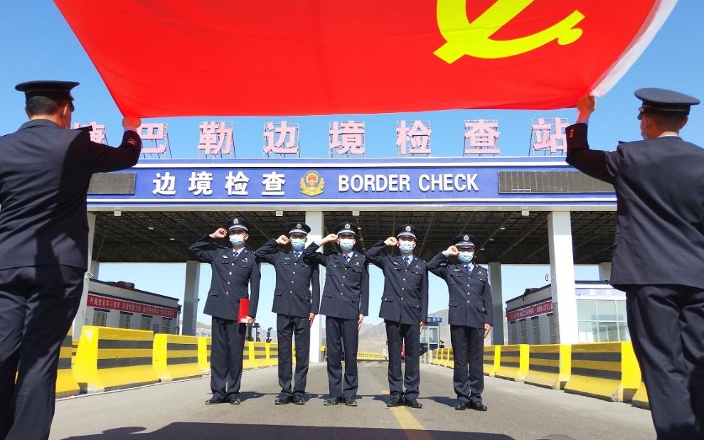 Cảnh sát Trung Quốc tại một chốt kiểm soát biên giới ở Tân Cương. Ảnh: Getty.