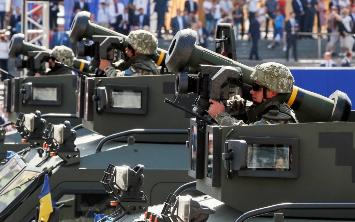 Binh sĩ và vũ khí của Ukraine. Ảnh: Reuters.