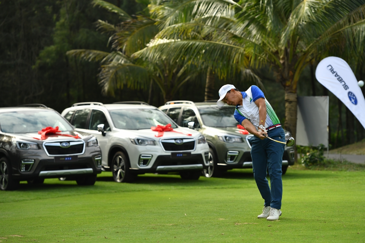 Các golfer ra sân thi đấu sau lễ khai mạc