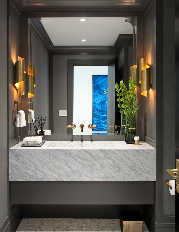  Amanda thiết kế bàn trang điểm bằng đá cẩm thạch Statuario nổi bật trên các bức tường ốp và dán tường màu xám than.