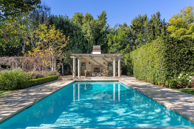 Một hồ bơi lớn là nơi lý tưởng để giải nhiệt vào một ngày nắng nóng của California.