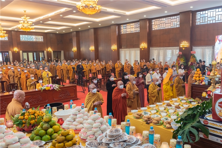 Buổi tưởng niệm diễn ra trong không khí trang nghiêm, thể hiện sự tri ân với các y bác sĩ, tình nguyện viên tham gia tuyến đầu phòng, chống dịch không may mất do COVID-19.