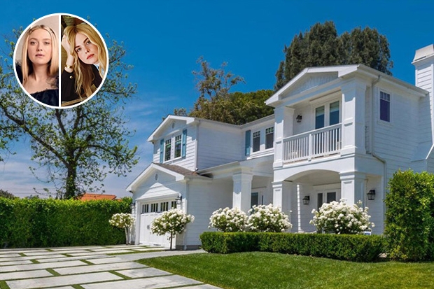 Cặp chị em diễn viên nổi tiếng Dakota và Elle Fanning mới đây đã niêm yết ngôi nhà rộng gần 420m2 ở Thung lũng San Fernando với giá 2,7 triệu USD.