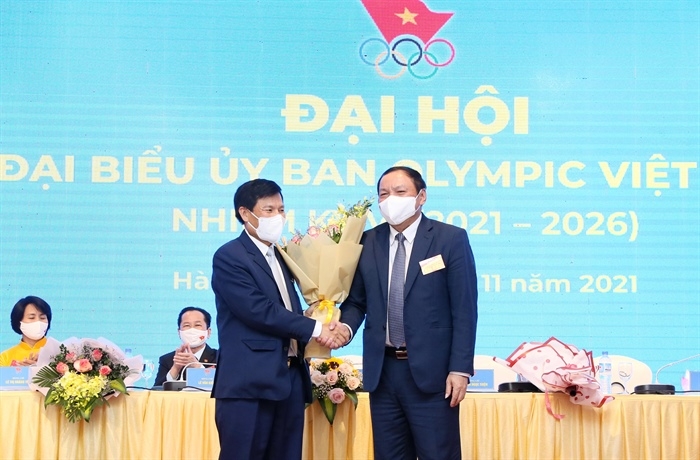 Bộ trưởng Nguyễn Văn Hùng tặng hoa cho Chủ tịch Uỷ ban Olympic Việt Nam khoá V Nguyễn Ngọc Thiện. 