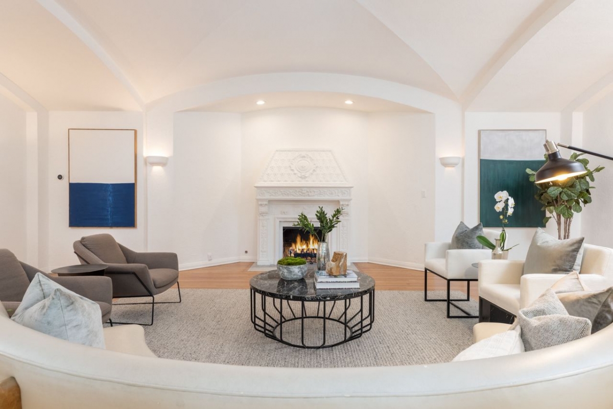 Ngôi nhà có tên là Red Oak Manor, nằm khuất trên một trong những con phố quanh co của Los Feliz Oaks ở chân đồi của dãy núi Santa Monica.