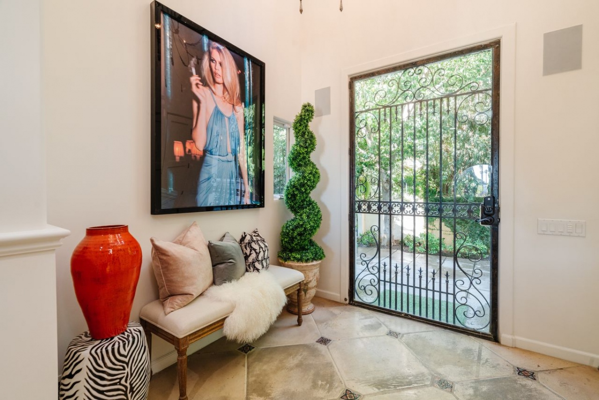 Ẩn mình trong những con phố quanh co của Hollywood Hills, ngôi nhà của người đẹp gốc Cuba rộng 600 m2.