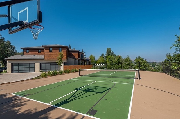 Sân bên ngoài được trang bị phù hợp các hoạt động giải trí, thể thao như tennis, bóng rổ.