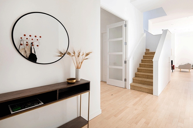 Ngôi nhà ở Manhattan rộng gần 300m2, có 4 phòng ngủ, 3 phòng tắm, sân thượng bao quanh với tầm nhìn ra toàn cảnh thành phố. 