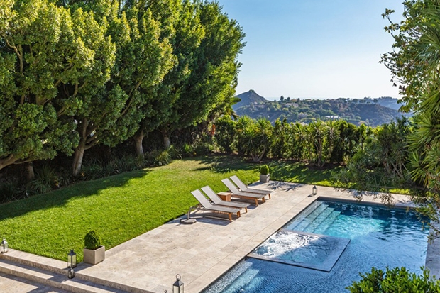 Có thể ngắm nhìn Thung lũng San Fernando, Beverly Hills từ khu vực hồ bơi./.