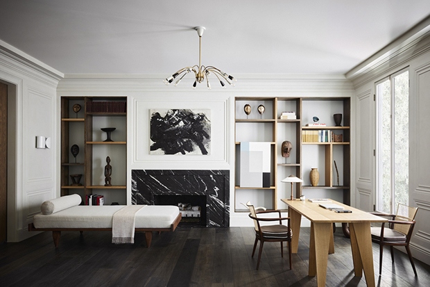 Simo Design tiết lộ rằng thiết kế của ngôi nhà lấy cảm hứng từ cửa hàng Chanel ở Paris và các tòa nhà bằng đá cổ ở Paris nhằm kết hợp các yếu tố cổ điển và hiện đại.