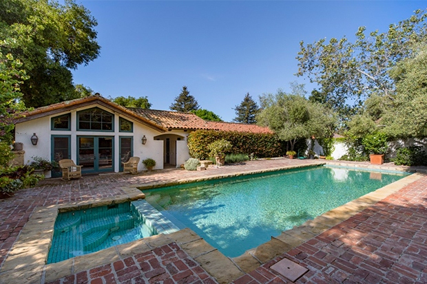 Một hồ bơi thư giãn và tận hưởng ánh nắng mặt trời của California.