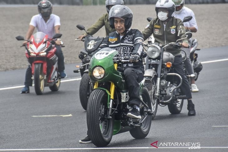 Tổng thống Indonesia Joko Widodo chạy thử xe trong lễ khai trương đường đua Mandalika. (Nguồn: AntaraFoto)