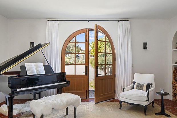 Đàn piano có thể được tìm thấy bên trong lối vào phụ ngay gần tiền sảnh phía trước.