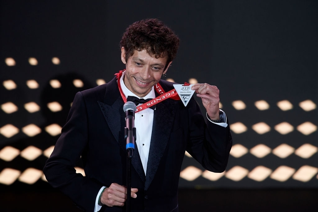 Valentino Rossi nhận kỷ niệm chương từ BTC MotoGP. (Ảnh: Getty). 