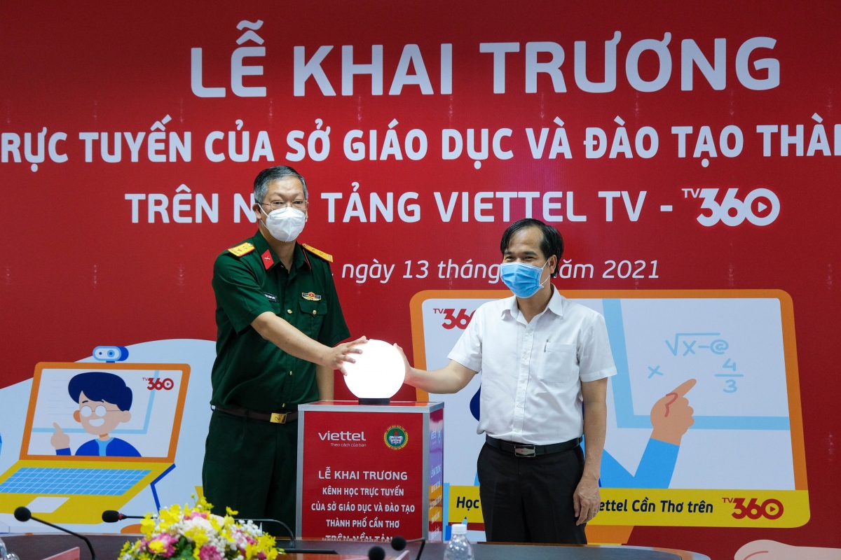 Trung tá Huỳnh Trung Kiên, Giám đốc Viettel Cần Thơ và Ông Nguyễn Phúc Tăng, Phó Giám đốc Sở GD-ĐT TP Cần Thơ ấn nút chính thức khởi động Kênh học trực tuyến trên nền tảng Viettel TV 360.