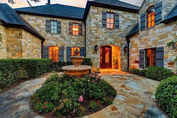 Ngôi biệt thự ở Fort Worth, Texas của Selena Gomez trị giá 2,7 triệu USD. 